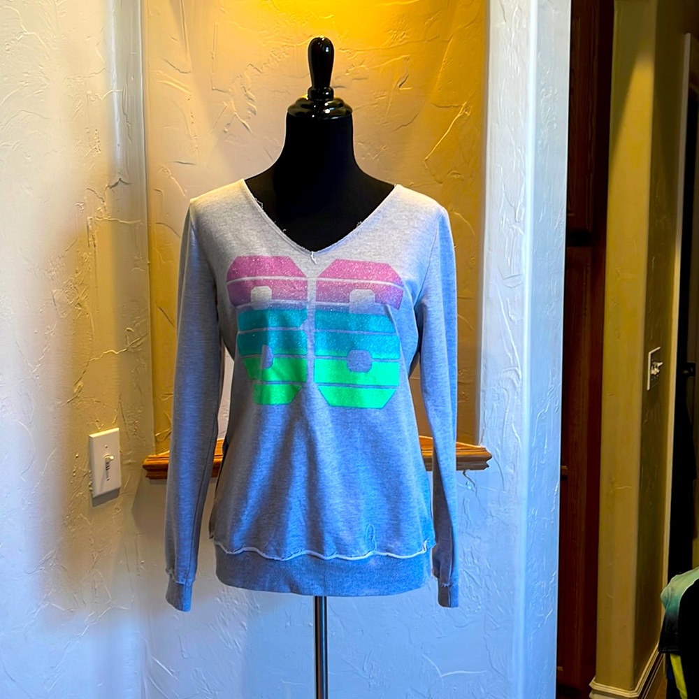 Sweatshirt with peek a boo back